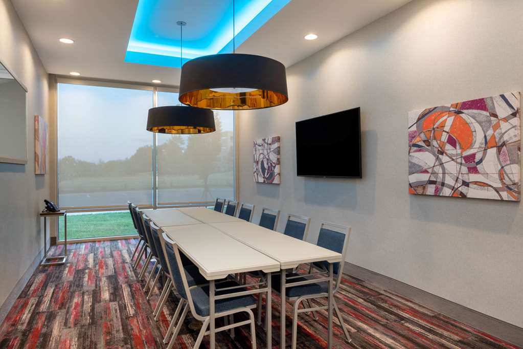 La Quinta Inn & Suites by Wyndham Greensboro Arpt High Point - photo 29