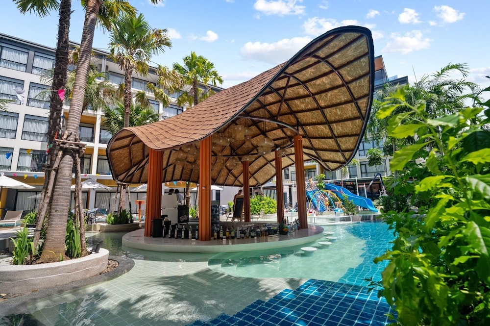 Pool View 1310 Wyndham Condo — 4-Star Luxury Hotel in Suwannaphum, Thailand
