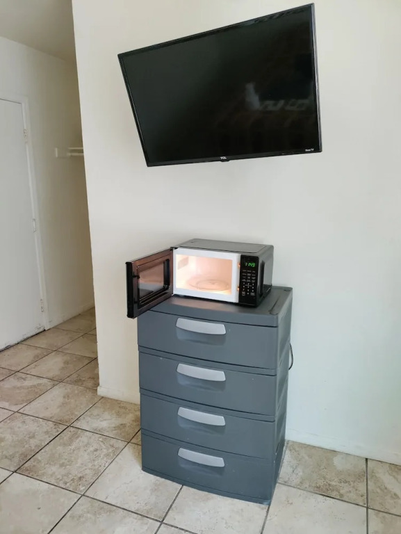Crown Inn & Suites - photo 2