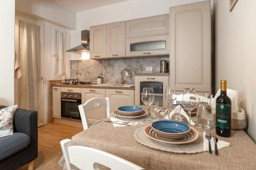Elegant comfy three rooms apartment in Eur with parking — 4-Star Luxury Hotel in Rome, Italy