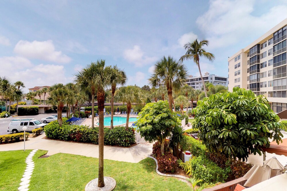 Harbor Towers 4th Floor Modern with Den in Siesta Key, United States