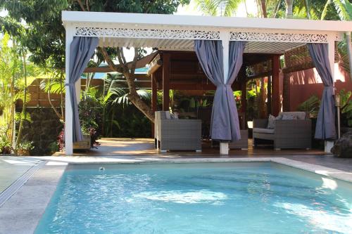Le Rubinjo Appartement d'hôtes — 4-Star Luxury Hotel in Saint-Benoit, Réunion