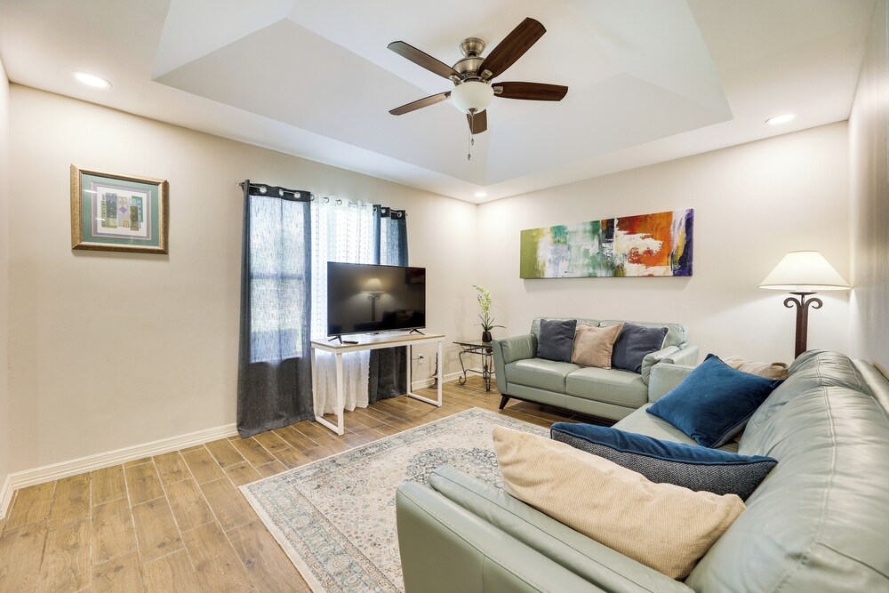 Spacious Backyard San Juan Home Near Border — 4-Star Luxury Hotel in San Juan, United States