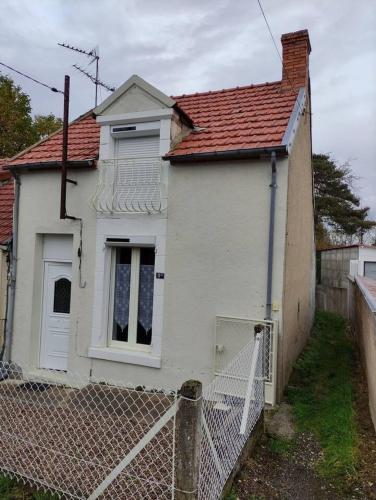 Cosy logement à Cosne Cours sur Loire avec terrasse. — hotel in Pouilly-Sous-Charlieu