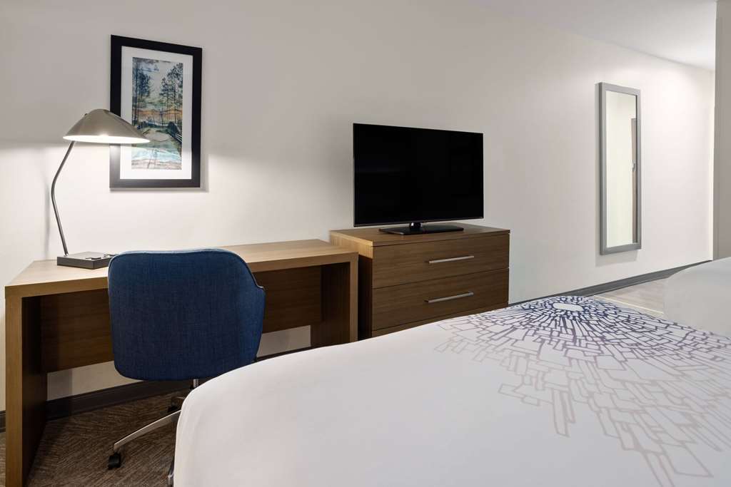 La Quinta Inn & Suites by Wyndham Locust Grove - photo 24