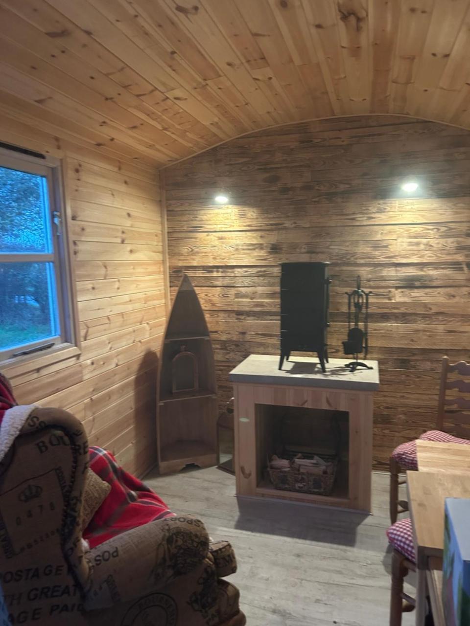 Cornwallis Shepherds Hut - carbon neutral hotel in Unknown City