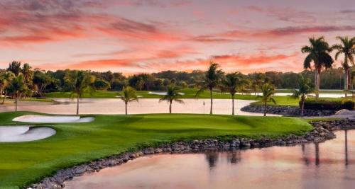 Luxurious Golf Condo W Resort Pool and Amenities in Naples, United States