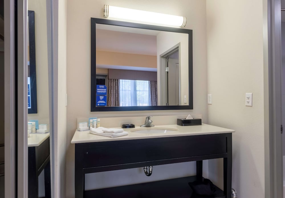 Hampton Inn & Suites DuPont - photo 31