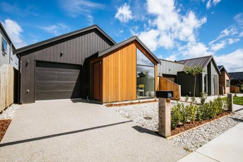 Cottesbrook Family Friendly Sleeps 6 — 4-Star Luxury Hotel in Wanaka, New Zealand