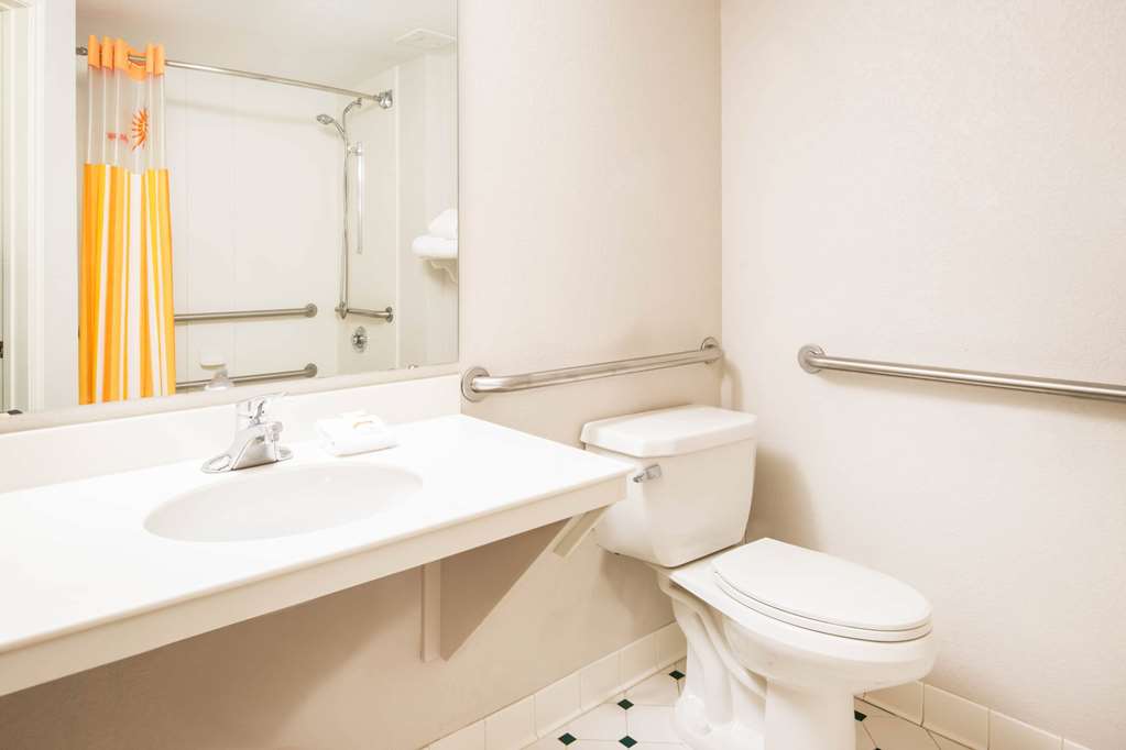 La Quinta Inn & Suites by Wyndham Colorado Springs South AP - photo 35
