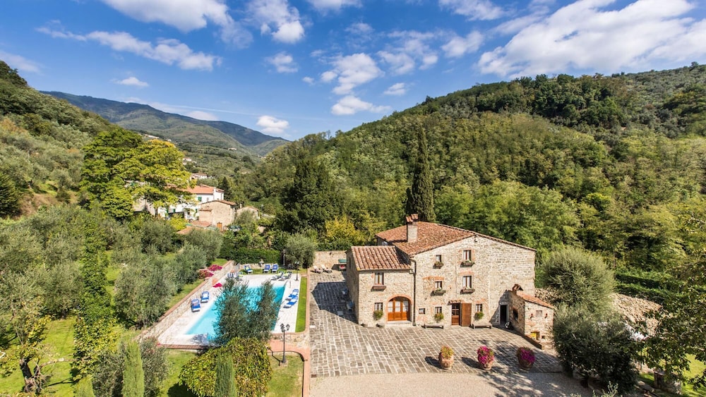 Dimora La Torre Di Bussotto 11 — 4-Star Luxury Hotel in Pistoia, Italy