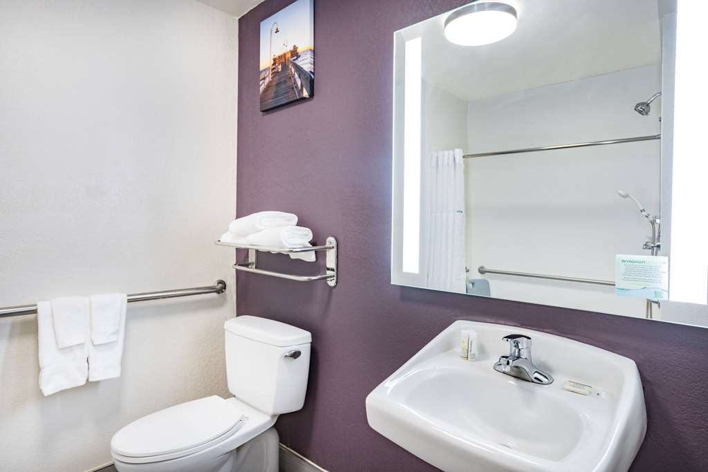 La Quinta Inn & Suites by Wyndham Norfolk - photo 9