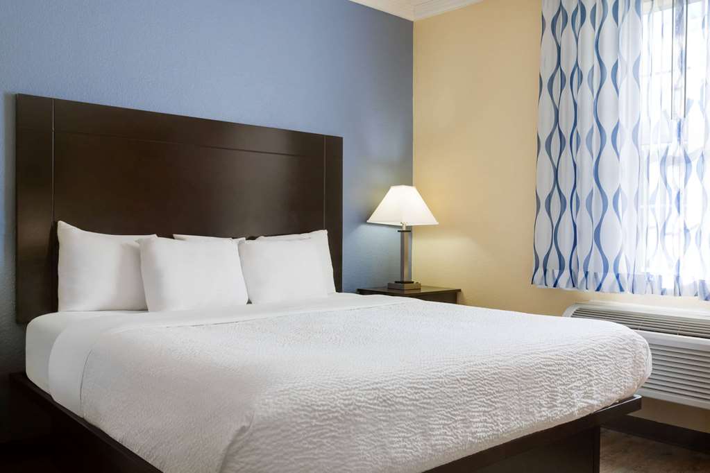 Days Inn & Suites by Wyndham Euless DFW Airport South - photo 17