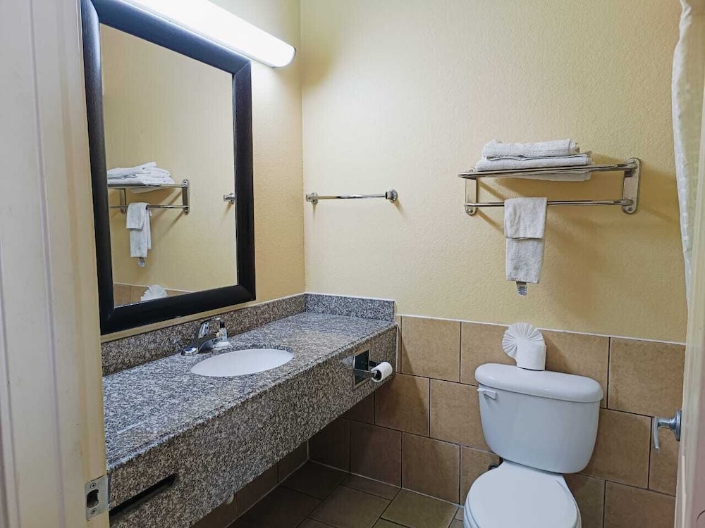 Capital O Deluxe Inn Channelview Houston I 10 - photo 24