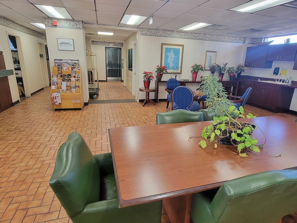 Studio 9 Inn & Suites - photo 14