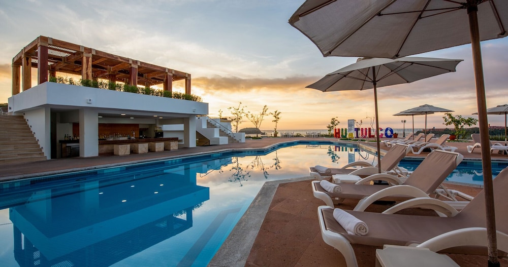 Poolside bar