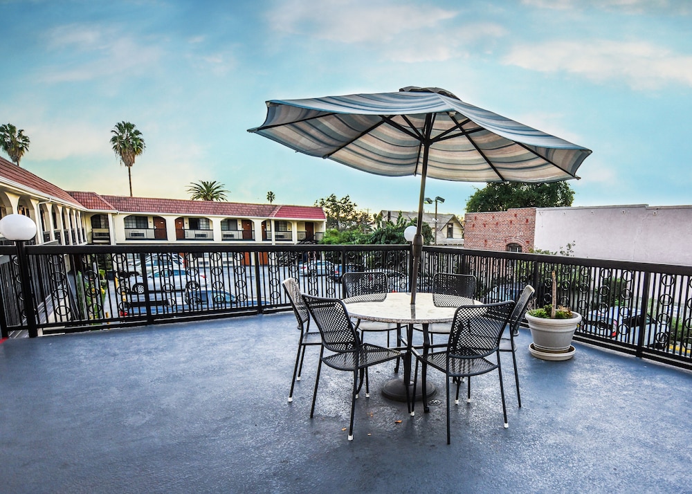 Chariot Inn Glendale Pasadena - photo 26