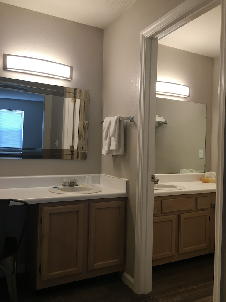 Ambassador Inn And Suites - photo 46