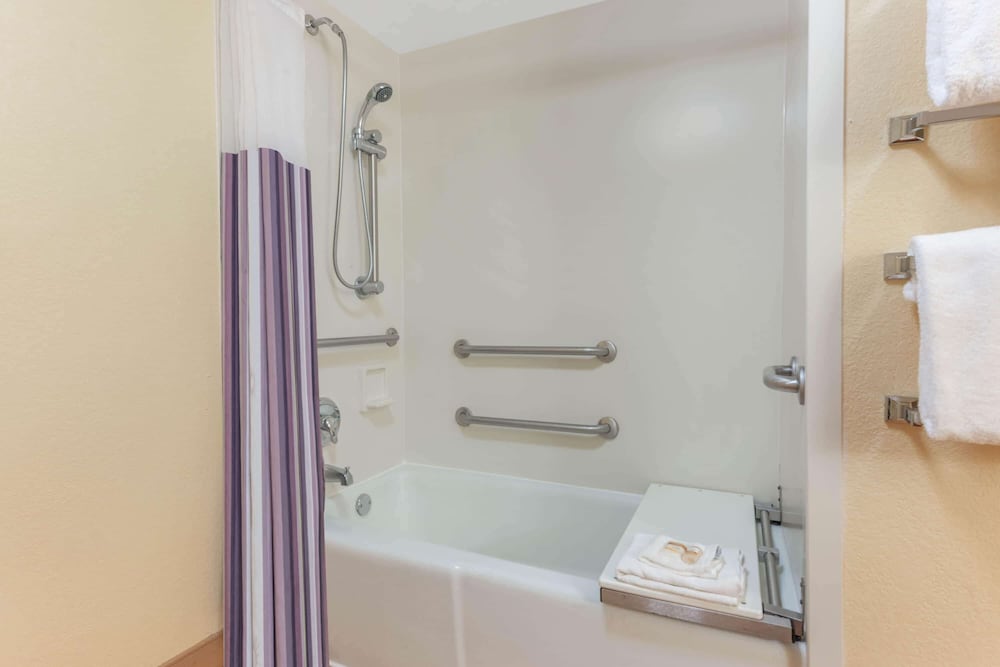 La Quinta by Wyndham Fort Lauderdale Pompano Beach - photo 20