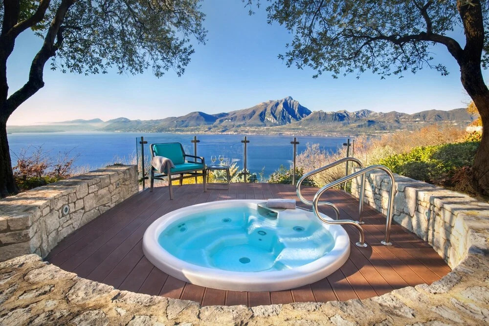 Villetta Blue Panorama With Jacuzzi in Torri Del Benaco, Italy