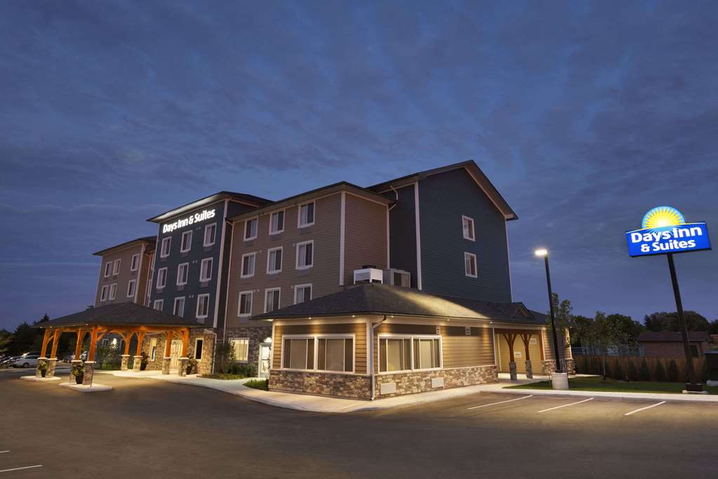 Days Inn & Suites by Wyndham Lindsay - carbon neutral hotel in Lindsay