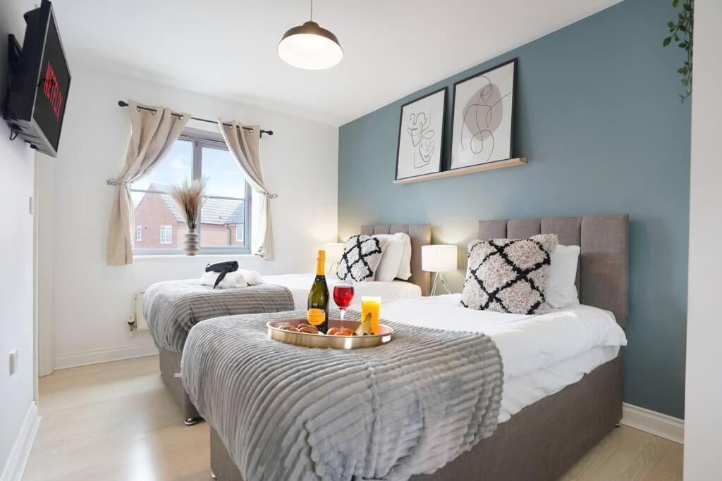 Grange House with Free Parking Garden Superfast Wifi and Smart TVs with Netflix by Yoko Property — 4-Star Luxury Hotel in Northampton, United Kingdom
