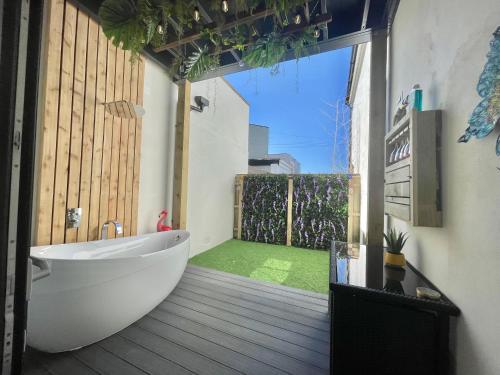 The Jungle Apartment by Coastline Retreats Jungle Themed Garden Apartment Outdoor Bath Next to Seafront Childrens Toys Superfast Wifi Netflix Disney — 4-Star Luxury Hotel in Bournemouth, United Kingdom