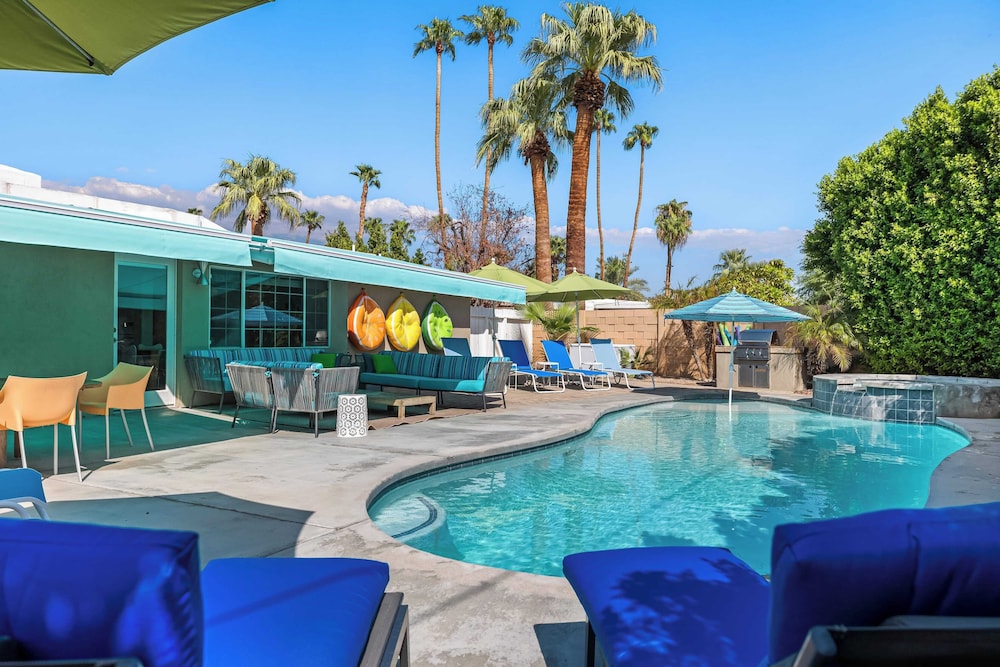 Azul Oasis by AvantStay Pool Hot Tub Bocce Ball Minutes from Downtown in Palm Springs, United States