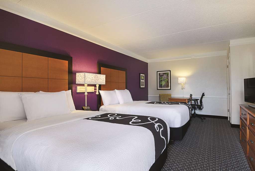 La Quinta Inn & Suites by Wyndham Univ Area Chapel Hill - photo 27