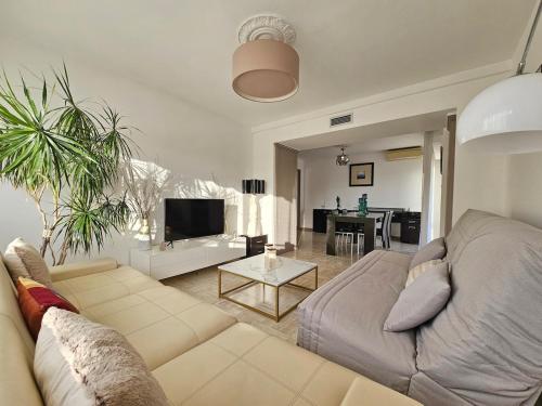 Superbe 2 Pieces 70m Parking Prive Climatisation — hotel in Saint-Laurent-Du-Var
