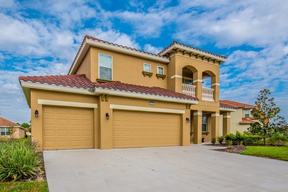 6 Bed 5 Ba Villa with Games & Pool — 4-Star Luxury Hotel in Davenport, United States