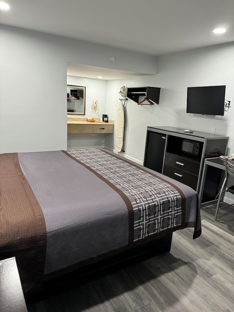 Continental Inn & Suites Nacogdoches TX SFA University Downtown - photo 30