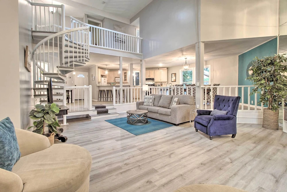 Riverfront Savannah Getaway with Pool and Dock — 4-Star Luxury Hotel in Savannah, United States