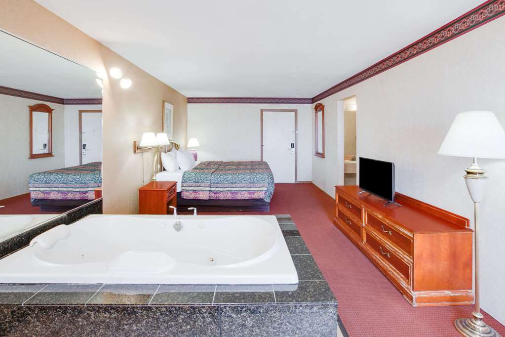 Super 8 by Wyndham Mackinaw City Beachfront Area - photo 12