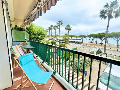 T2 Bord de Mer Vue Plages Wifi Climatise Parking Inclus in La Ciotat, France