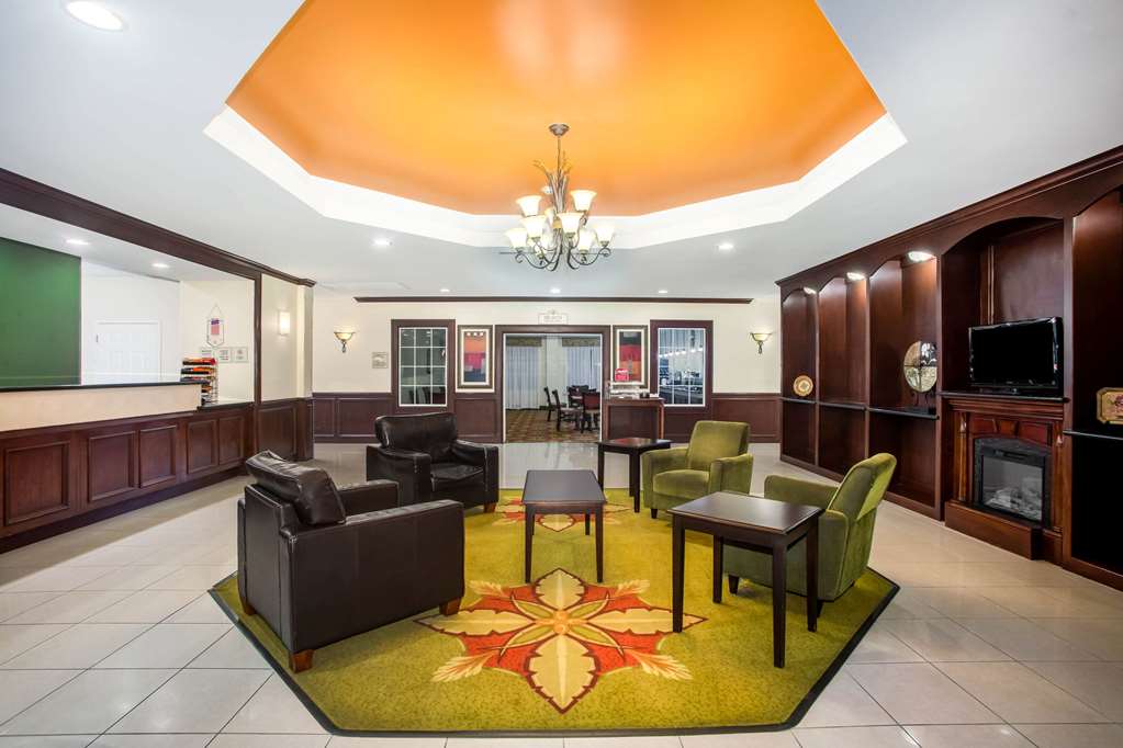 La Quinta Inn & Suites by Wyndham Columbus TX - photo 10