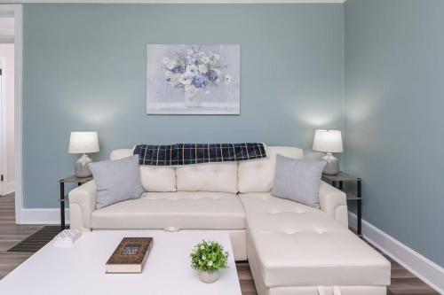 Hollywood Hideaway 1BR 1BA — 4-Star Luxury Hotel in Columbia, United States