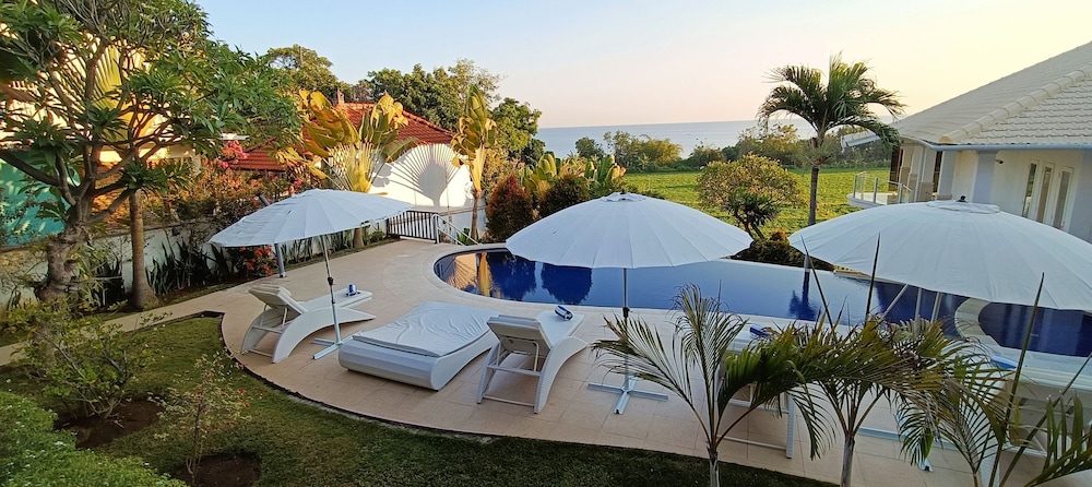 Villa Lilly — 4-Star Luxury Hotel in Seririt, Indonesia