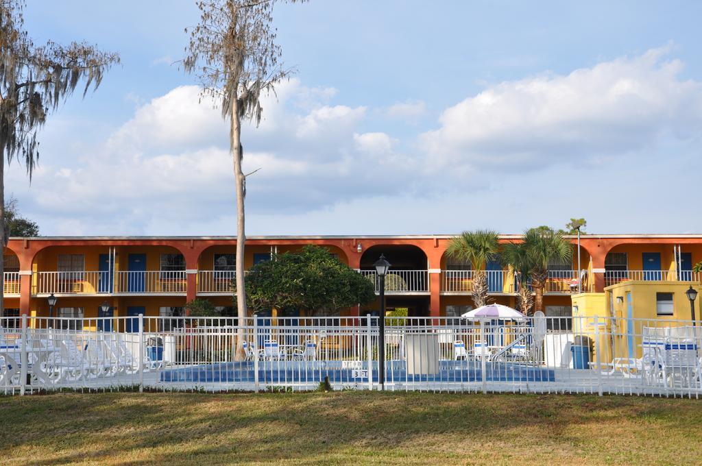 Howard Johnson by Wyndham Lake Front Park Kissimmee - photo 2