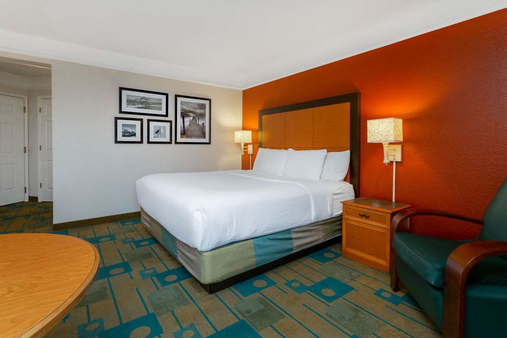 La Quinta Inn & Suites by Wyndham Lakeland West - photo 16
