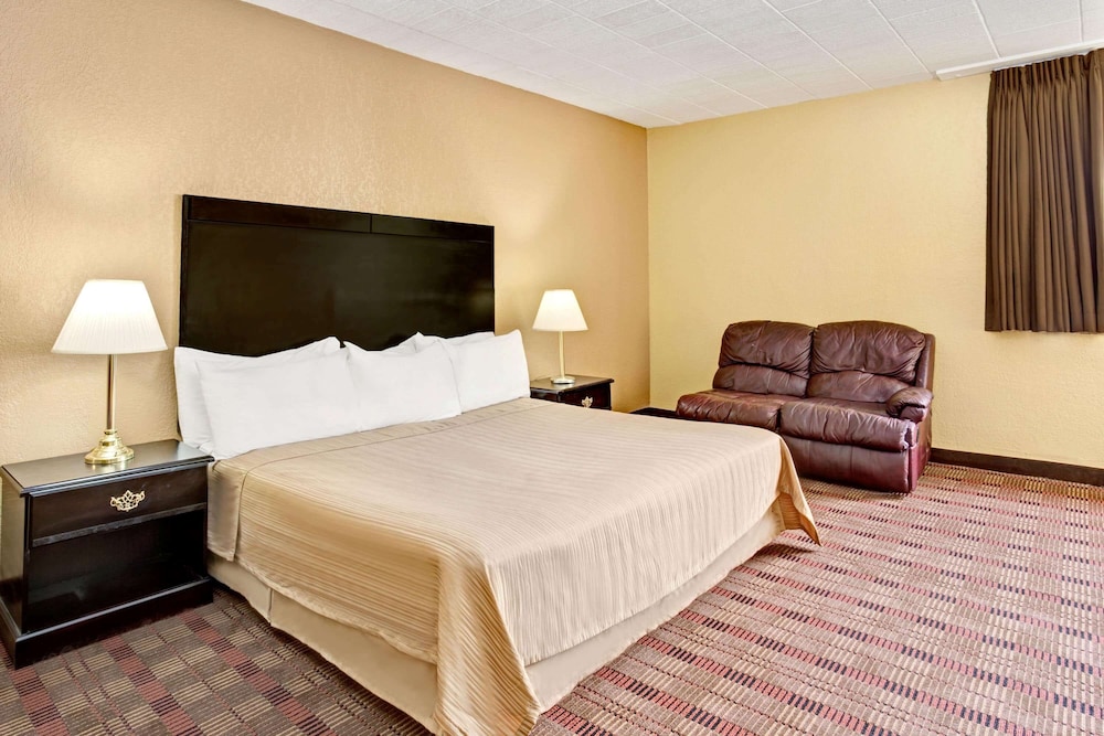 Howard Johnson by Wyndham Pikesville - photo 9