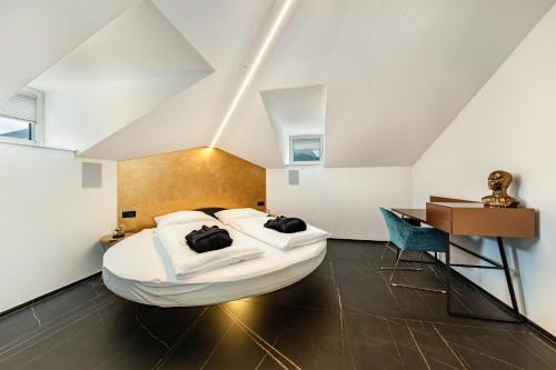 App 304 Palazzo Cavour — 4-Star Luxury Hotel in Bolzano, Italy