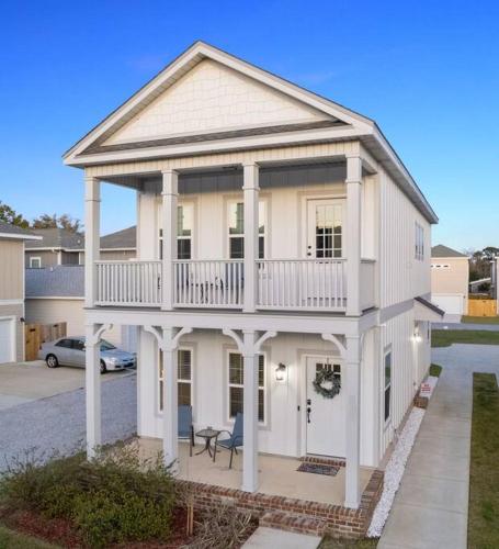 Cheerful 3BR close to downtown double balcony in Pensacola, United States