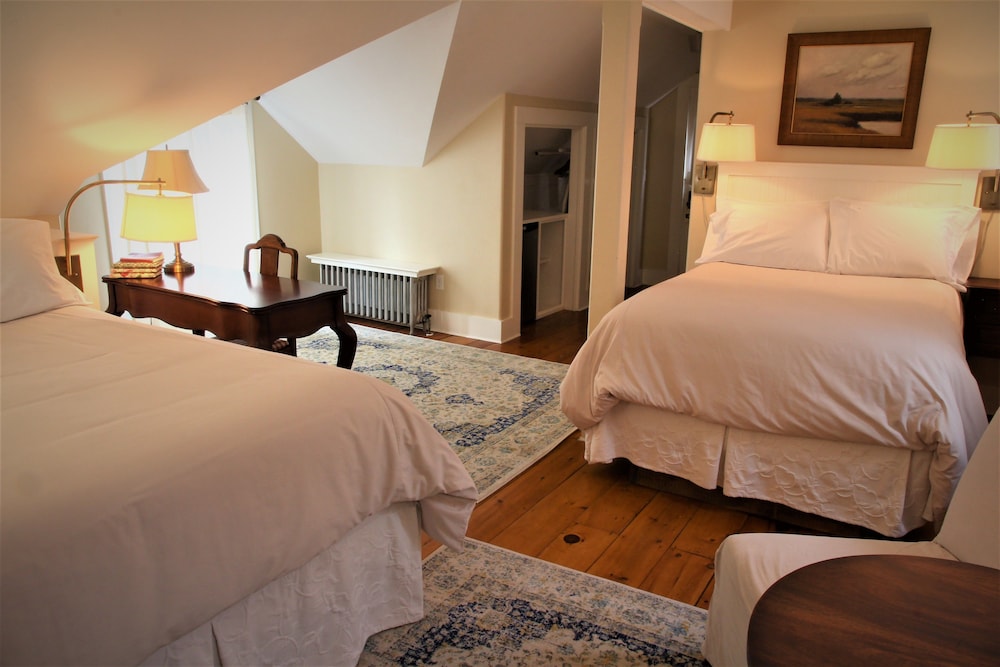 The Oak Bluffs Inn - photo 9