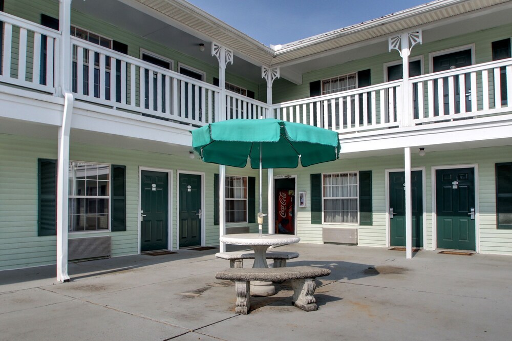 Key West Inn Clanton - photo 12