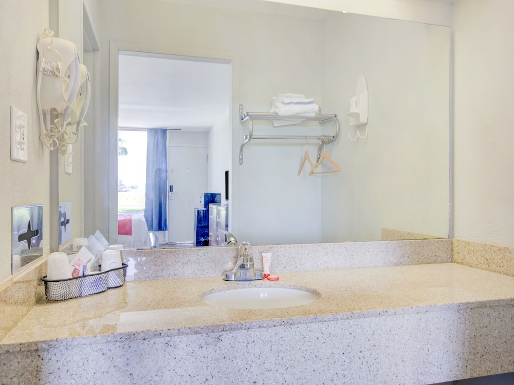 OYO Hotel Dundee By Crystal Lake - photo 31
