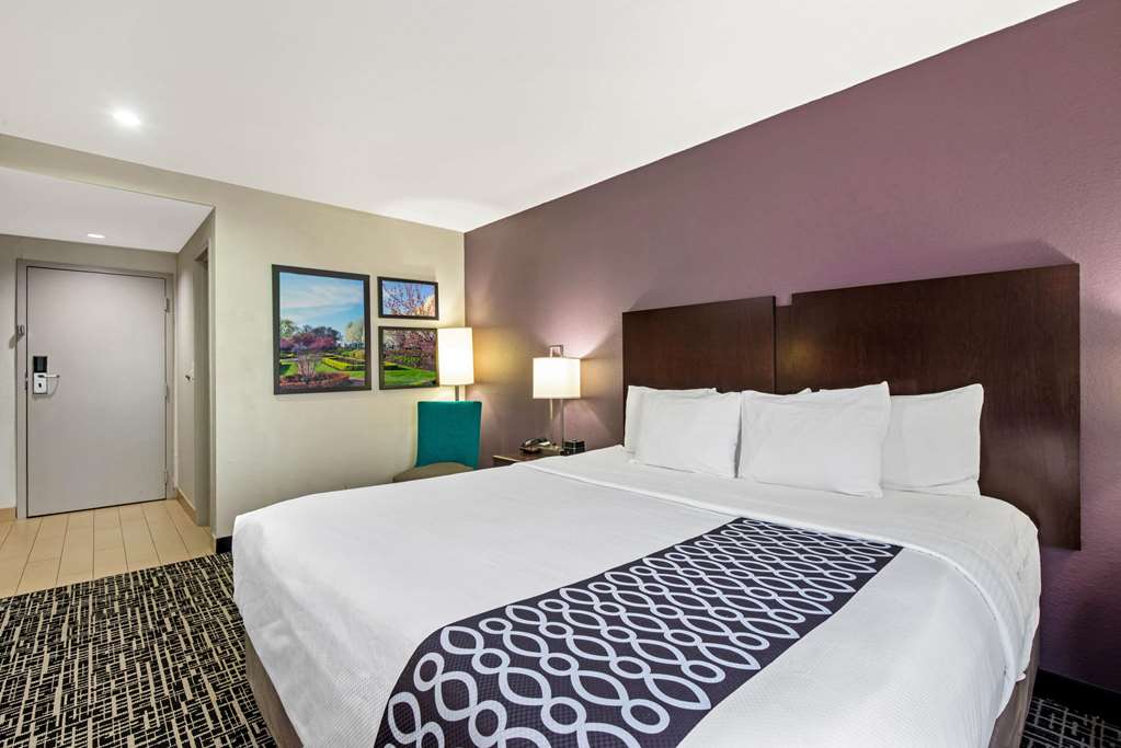 La Quinta Inn & Suites by Wyndham New Cumberland Harrisburg - photo 16