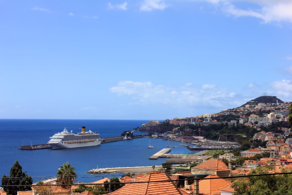 Palheiro Residence Familiar 2 — 4-Star Luxury Hotel in Funchal, Portugal