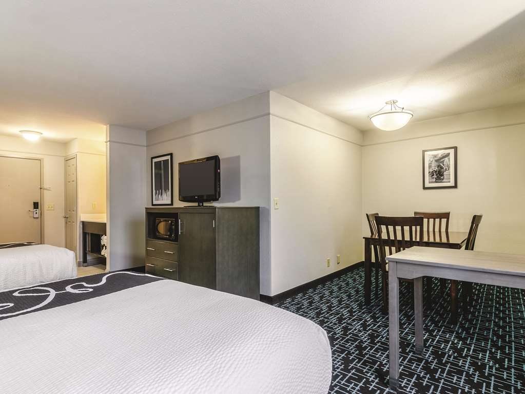 La Quinta Inn & Suites by Wyndham Kansas City Airport - photo 8