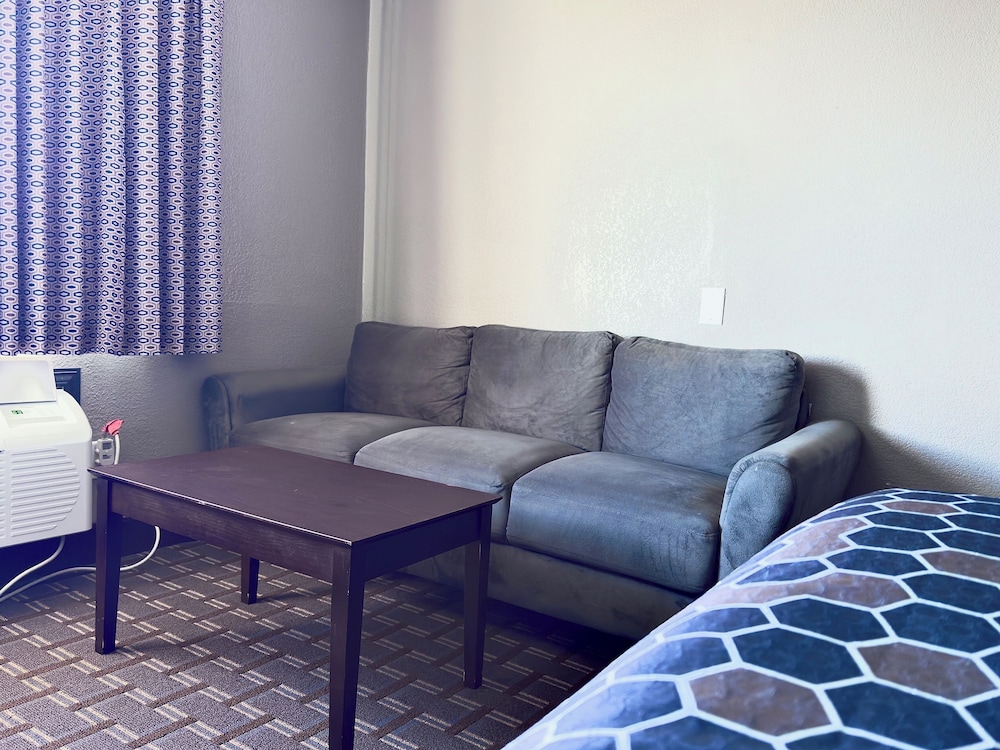 Economy Inn & Suites Cedar Rapids - photo 14